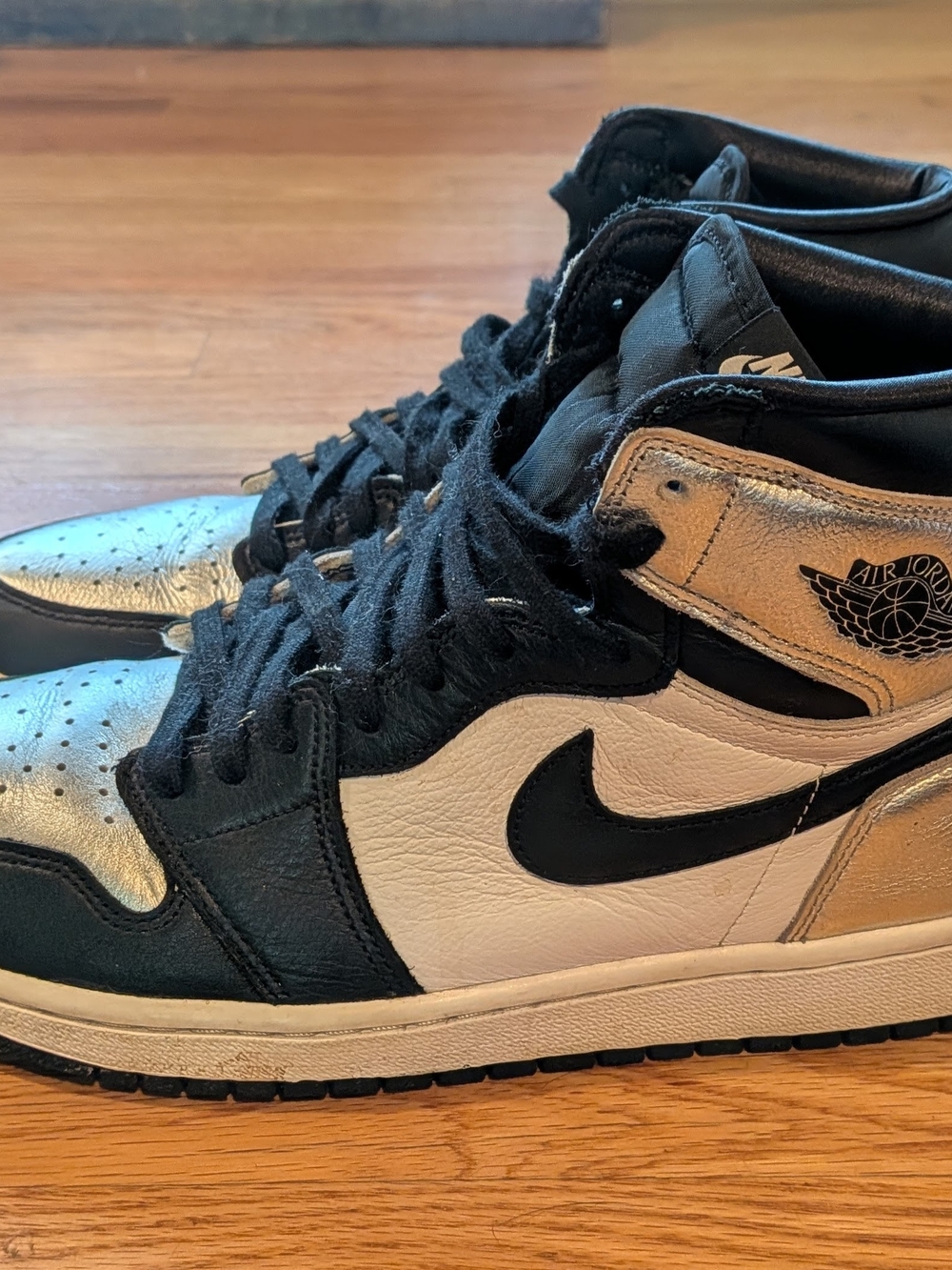 Nike Air Jordan AJ1 High Top Sneakers Black & Metallic Silver Size 10.5 Men's - Picture 2 of 5